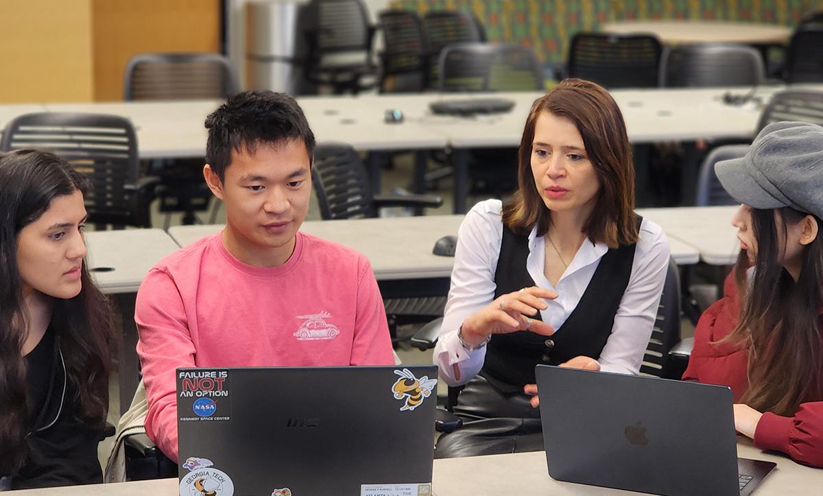 Meryem Yılmaz Soylu from C21U works with her VIP students and conducts AI research.